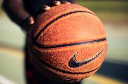 如意娱乐 ：锐不可当引发热议！蒂姆在曼联比赛中重要助攻再创辉煌时刻